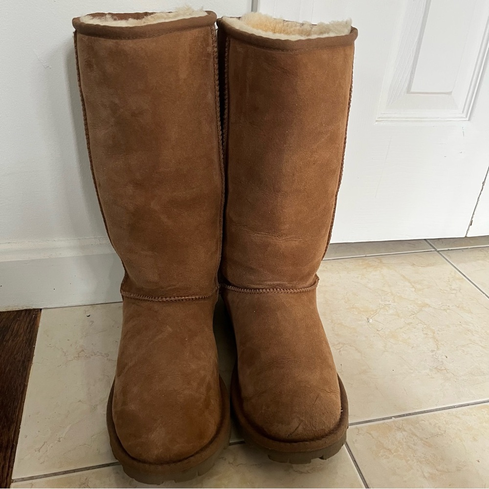 UGG Women’s Tall Classic boot chestnut size 9